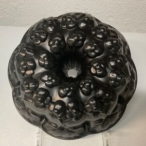 Nordic Ware Violet Flower Bundt Cake Pan Williams Sonoma 10 Cup USA Retired